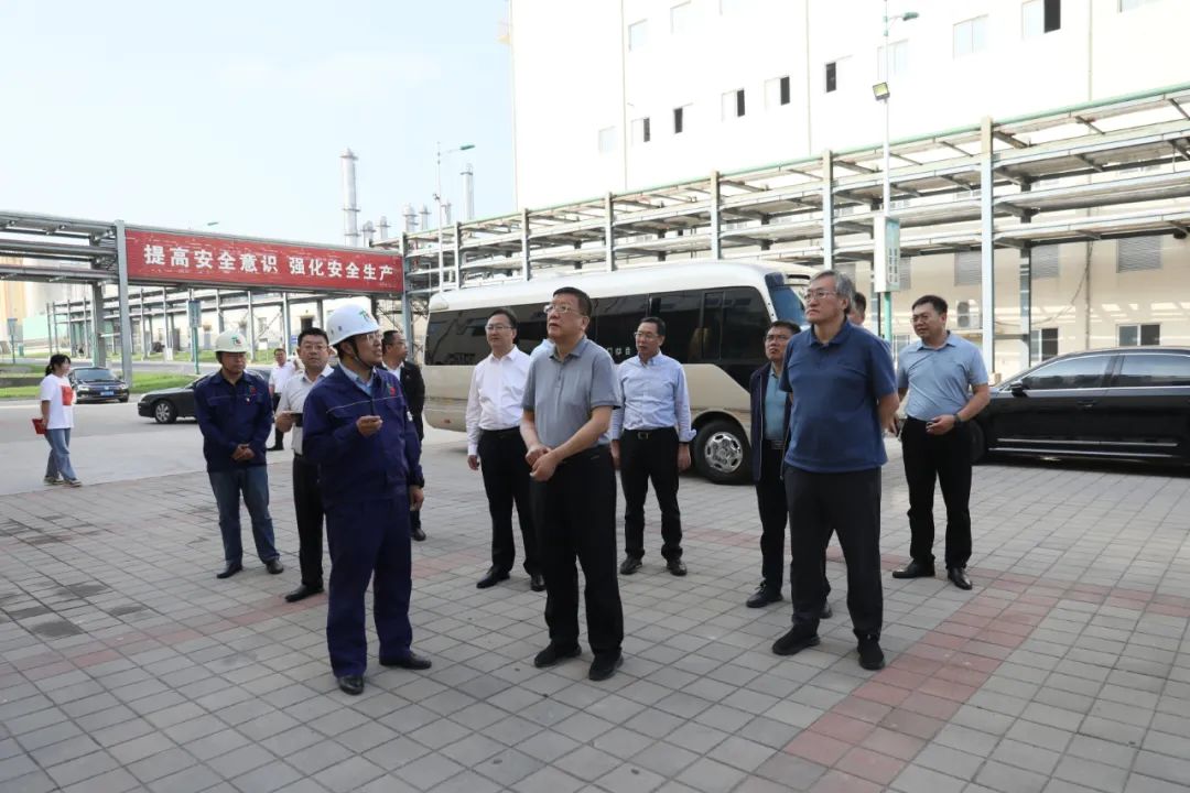 自治區(qū)副主席白清元來元寶山區(qū)調(diào)研